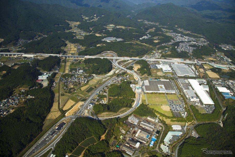 空から見た新東名新城IC、道の駅もっくる新城も映っている