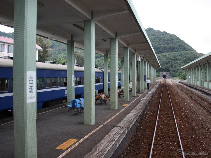 南迴線の金崙駅（2008年10月）。非電化のため架線がない。