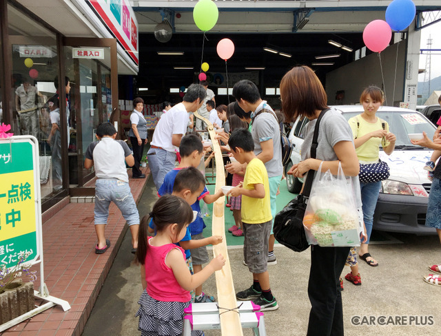 ユサワ自動車の夏祭りでは「流しそうめん」を楽しめる！