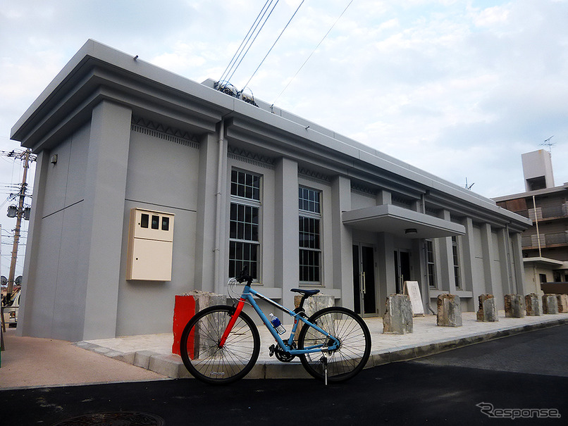 2015年にオープンした軽便与那原駅舎展示資料館。往時の与那原駅の姿を復元している。