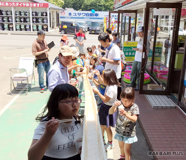 ユサワ自動車の夏祭り、名物企画「そうめん流し」で大盛況！