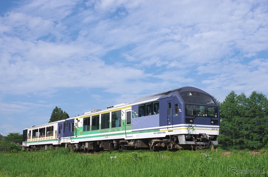 通常は乗車券のほかに乗車整理券も必要な、会津鉄道の「お座トロ展望列車」。展望車とトロッコ車からなる2両編成で運行されている。