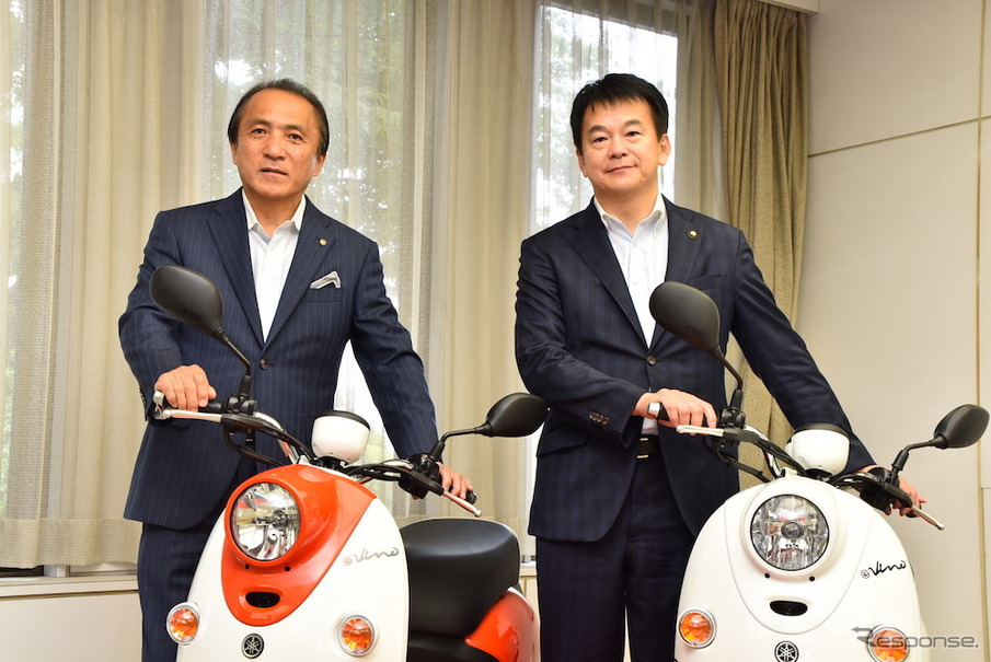 柳弘之ヤマハ発動機代表取締役社長（左）と清水勇人さいたま市長（右）
