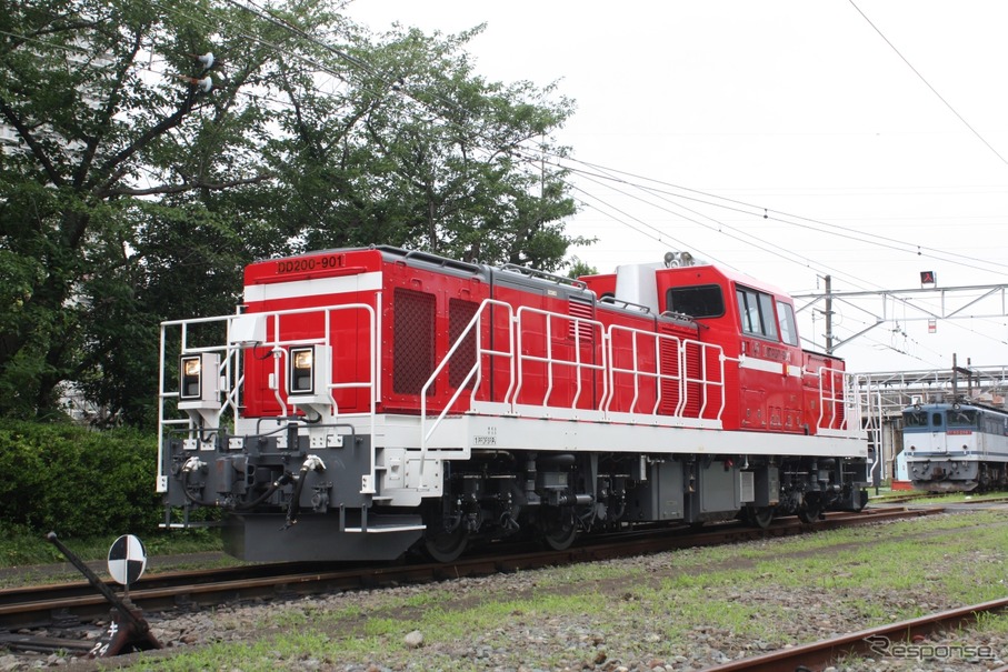 貨物列車から入替まで幅広く…JR貨物、新型機関車「DD200形」公開