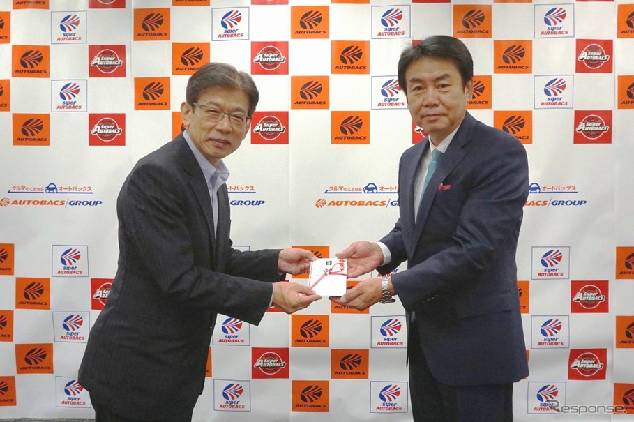 交通遺児等育成基金 内田専務理事（左）とオートバックス 小林喜夫巳社長