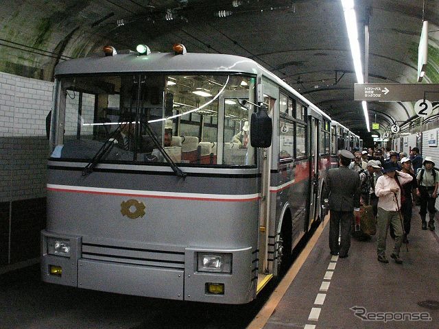 関電トンネル内の黒部ダム駅に到着したトロリーバス。開業からの累計乗車人員が6000万人に到達した。
