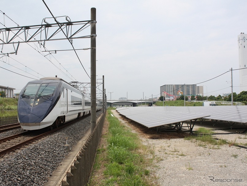 北総線・成田スカイアクセスの線路に沿って整備されたメガソーラー（右）。成田新幹線の旧建設用地に太陽光パネルを敷き詰めた。