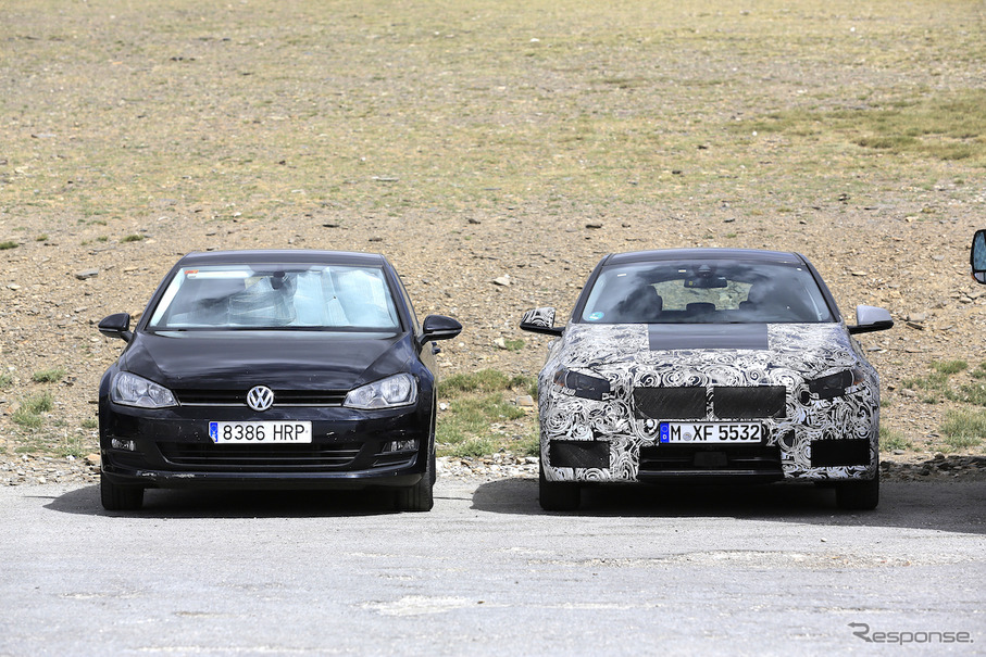BMW 1シリーズ 次期型 スクープ写真。左は比較車種のVWゴルフ