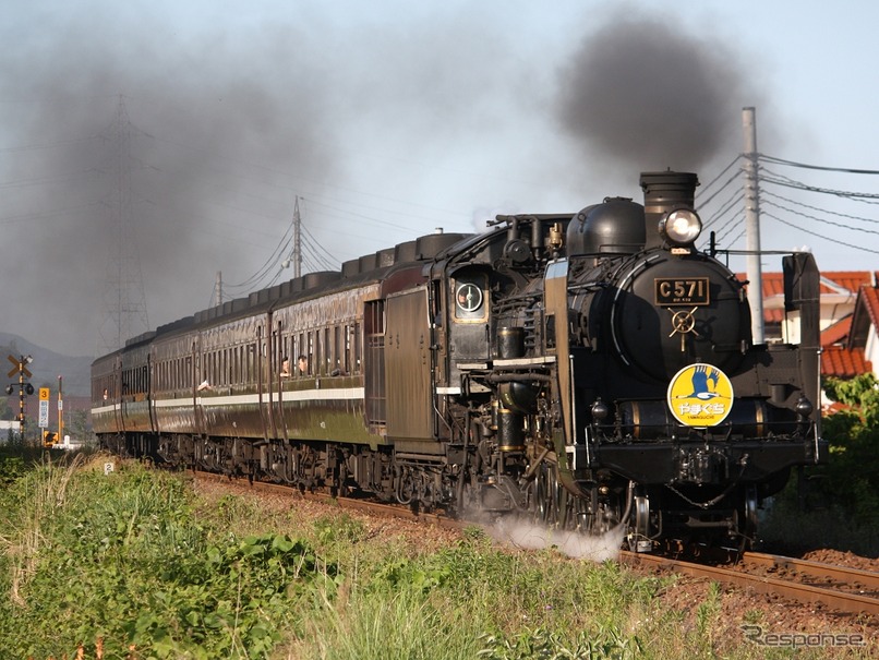 レトロ調に改装された12系客車をC57形蒸気機関車がけん引する『SLやまぐち号』。12系客車は8月27日限りで『SLやまぐち号』の運用から外れるが、9月2日に臨時列車『ありがとうレトロ客車』で運用される。