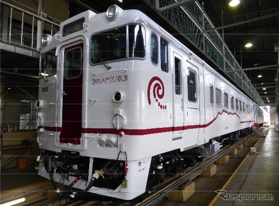 白ベースに濃赤のキャラクターデザインが入ったキハ40 1815。7月27日にJR北海道苗穂工場から搬入されている。