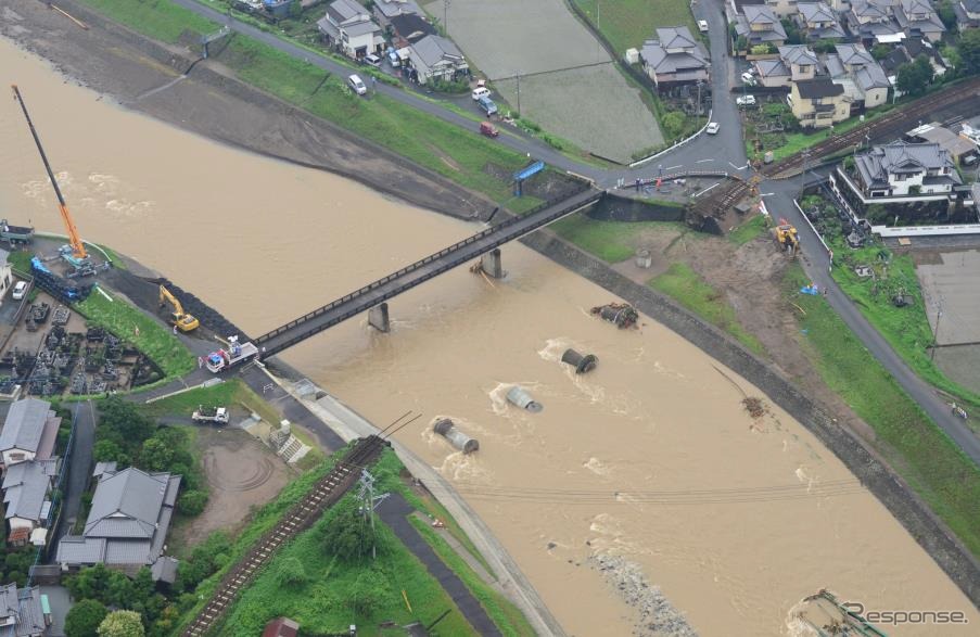橋脚が倒壊した久大本線の花月川橋りょう。JR九州は2018年夏をめどに復旧に取り組む考えを示した。
