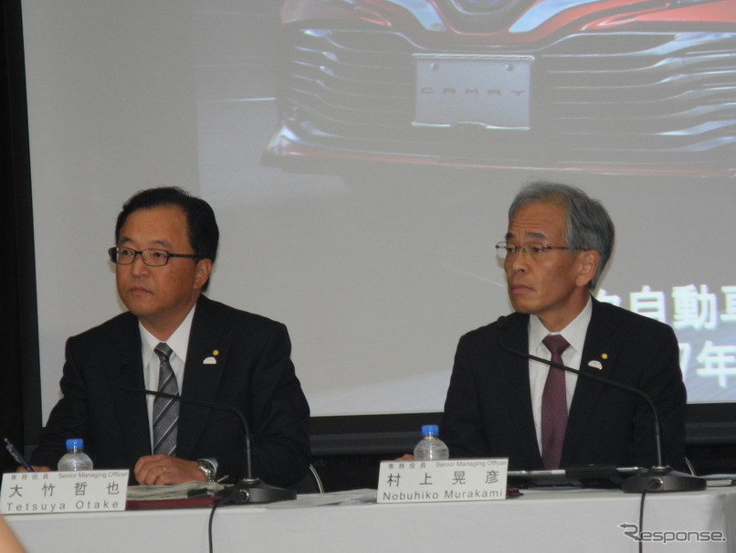 トヨタ自動車の2017年度第1四半期決算会見の様子。左から大竹哲也専務役員、村上晃彦専務役員