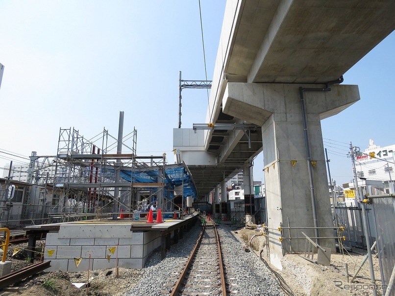 2016年に高架化された下り急行線（右上）。この高架橋の下を通る仮設の下り緩行線（中央下）と仮設ホーム（左下）は8月27日から使用を開始する。