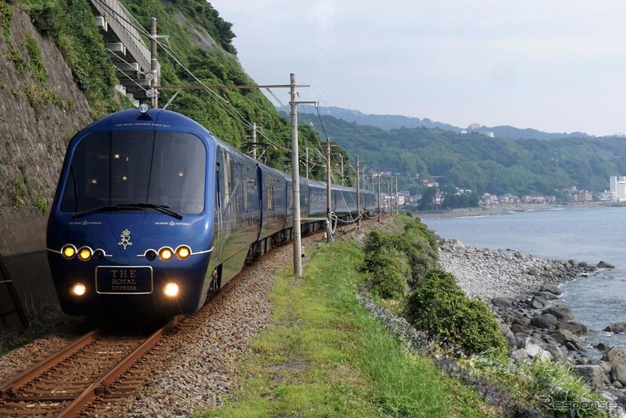 7月21日から運行を開始した伊豆急の観光列車「THE ROYAL　EXPRESS」。通常は横浜駅～伊豆急下田駅間で運行されている。