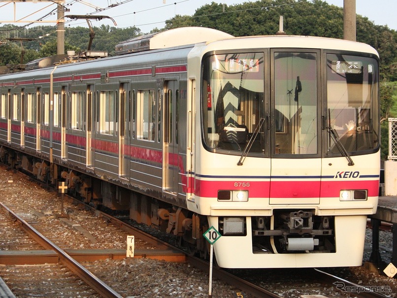 京王相模原線の列車。2018年3月に加算運賃の引下げが実施される。