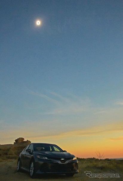 新型カムリと皆既日食。幻想的な光景だった。