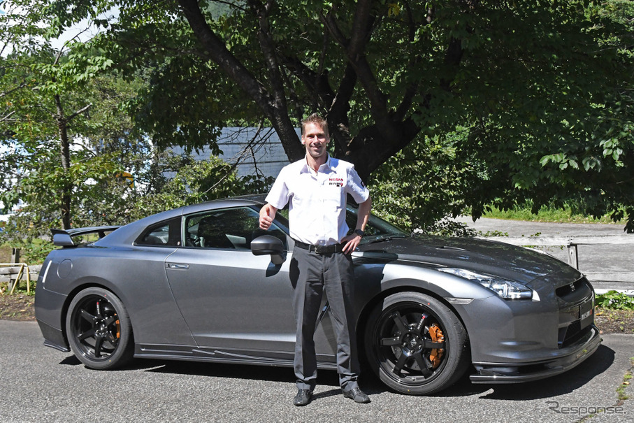 ミハエル・クルム選手と日産 GT-R NISMOパーツ装着車