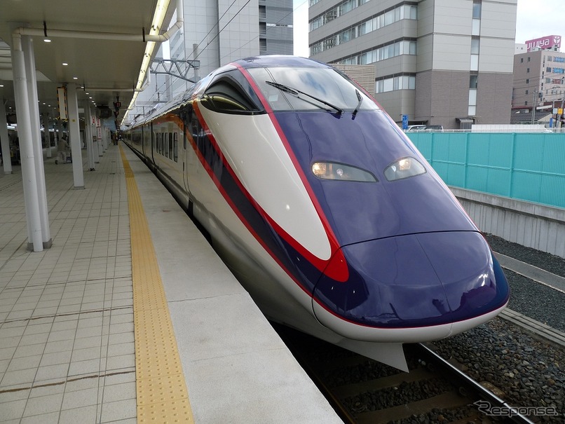 「東日本鉄道假期 山形東京鉄道自由行」は従来の「仙台東京鉄道自由行」に山形県内の宿泊を加えたものになる。写真は山形駅で発車を待つ山形新幹線『つばさ』。
