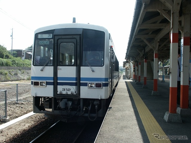 三江線のキハ120形気動車。同線は2018年4月1日付け廃止が決定していることから、10月から三江線を含む定期券の発売が段階的に中止される。