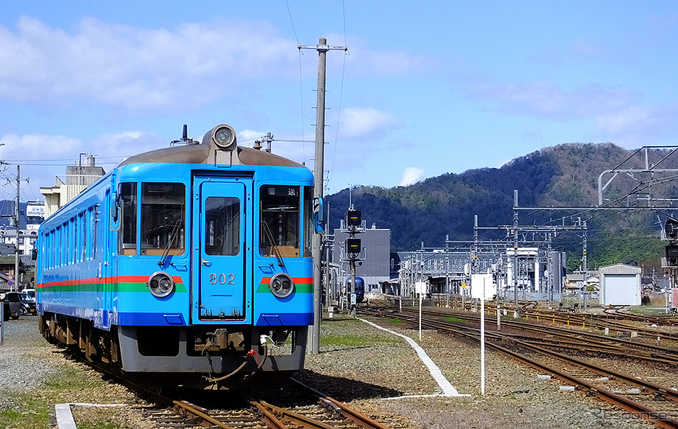 JR西日本の舞鶴線と、京都丹後鉄道の宮津線が接続する西舞鶴駅