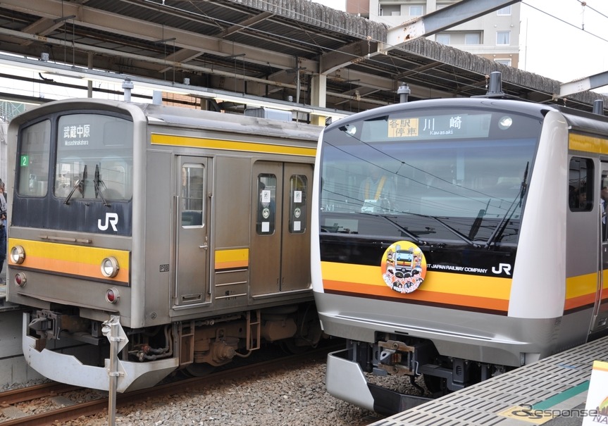 車体幅の狭い205系（左）と幅の広いE233系（右）（2014年）。205系からE233系への置換えがほぼ完了した後の混雑率は下がっている。