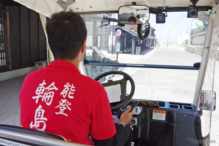 石川県輪島市でおこなわれている電動ゴルフカートを用いた自動運転の実証実験「WA-MO（ワーモ）」。写真は自動運転中の様子