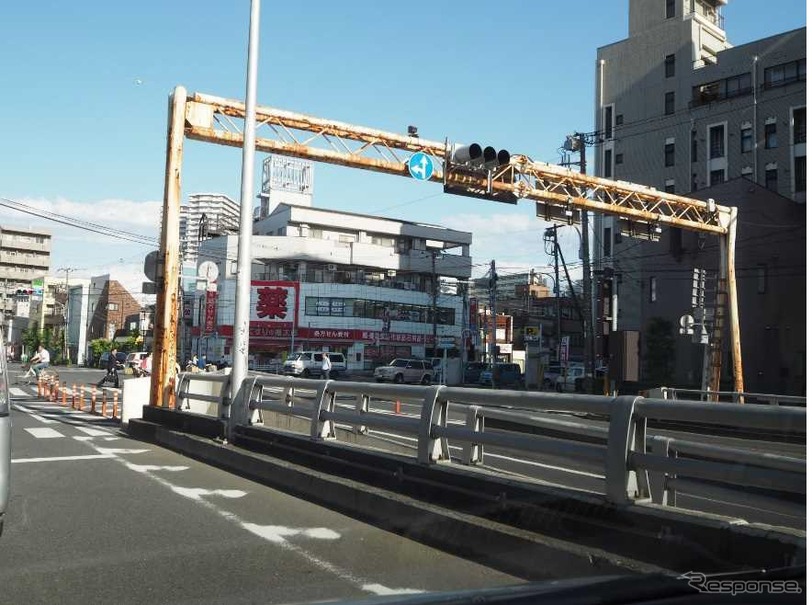 錆びが目立ち景観に配慮されていない門型標識柱（景観的な影響の大きい道路附属物等の事例）