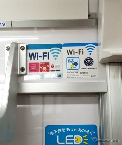 訪日客向けの車内無料Wi-Fiの案内。2020年夏までに東京メトロ全車への導入が完了する。