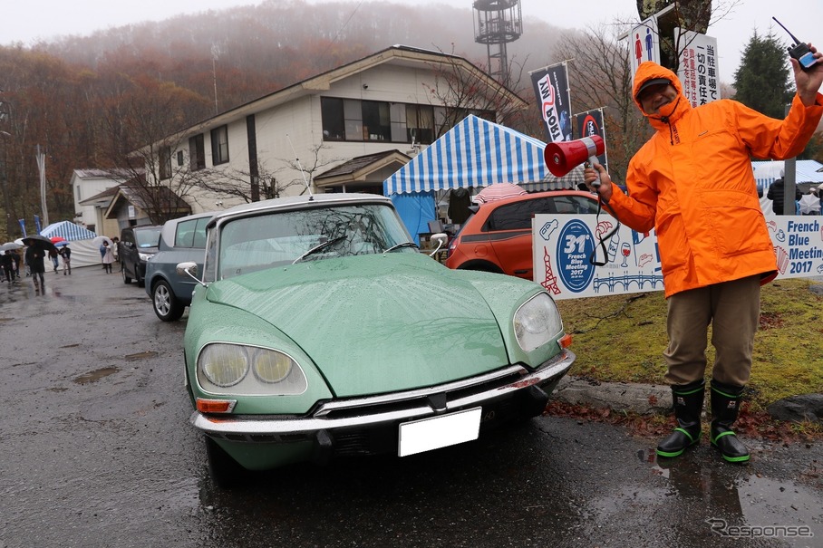 交通整理の合間に愛車とともに記念撮影。大雨にもかかわらず新旧フランス車が車山高原に大集合！第31回フレンチブルーミーティング開催!!