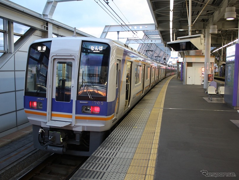 11月1日から単線で南海本線樽井～尾崎間の運転が再開される。写真は泉佐野駅で発車を待つ普通列車。