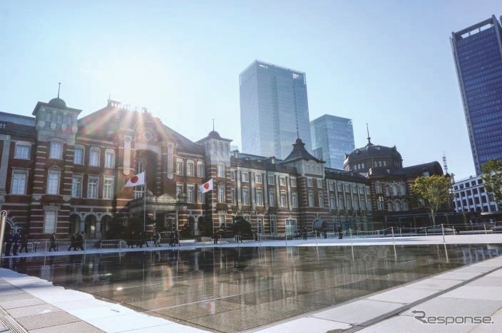 東京駅の丸の内中央広場（2017年10月）。赤レンガ駅舎の前は広々とした歩行者空間に生まれ変わった。