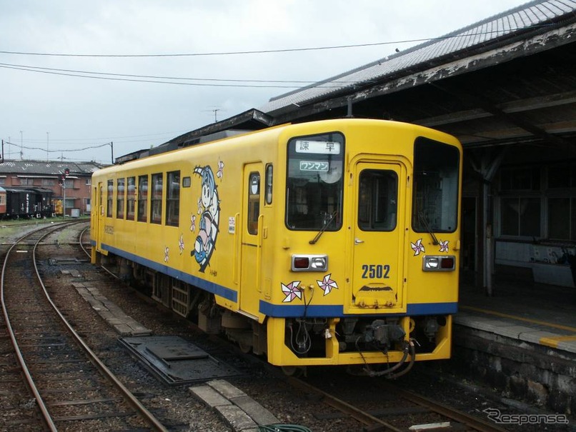現在の島原鉄道の終点・南島原駅で発車を待つキハ2500形気動車。REVICの支援が決定した島原鉄道は、今後、長崎自動車をスポンサーとして再建へ乗り出すことになる。