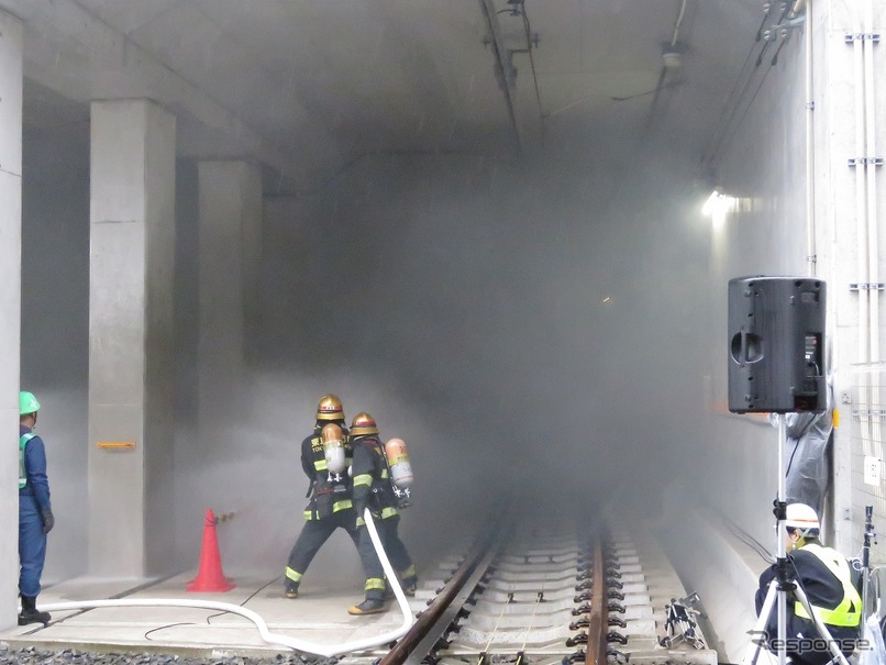 半蔵門線の列車で火災が発生……という想定により行われた訓練の様子。トンネル内が煙で覆われた。