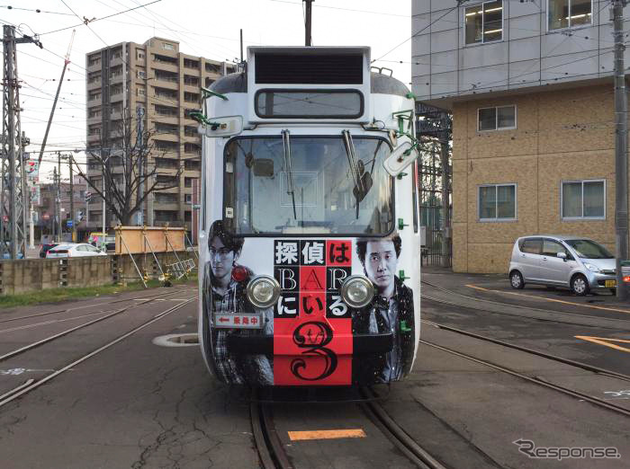 ロケの支援を行なった札幌フィルムコミッションのロゴや、札幌市シティプロモート戦略のサッポロスマイルロゴも装飾された「探偵はBARにいる3」ラッピング電車。