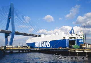 大型の自動車運搬船、釣り船を弾き飛ばして逃走---当直の船員が検挙