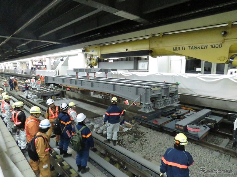 東海道新幹線の品川駅構内で行われた工事桁設置工事。リニア中央新幹線の地下駅設置に向けた準備工事だ。