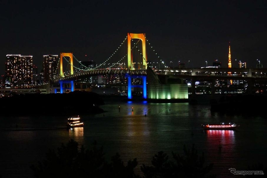 お台場からの夜景の中、虹色に浮かぶレインボーブリッジ