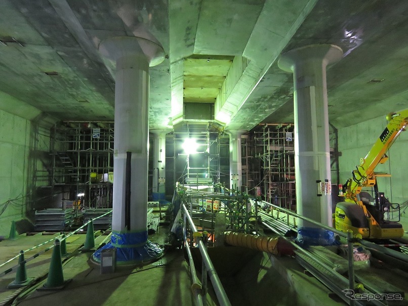 複々線化に伴い下北沢駅に新設される地下1階ホーム（2016年6月撮影）。ダイヤ改正に先立ち2018年3月3日から使用を開始する。
