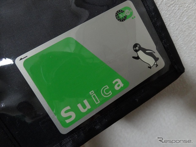 現在は自動改札の入場時のみチャージされるSuica（写真）・PASMOのオートチャージサービスが出場時も利用できるようになる。