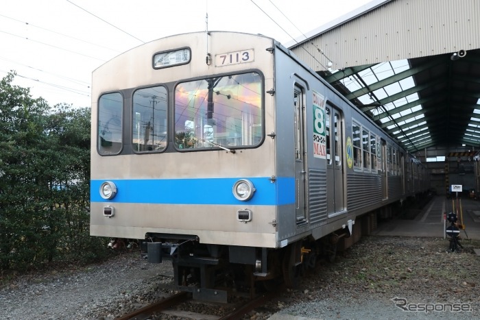 1月31日限りで運行を終了する、福島交通7000系唯一の3両編成青帯車。