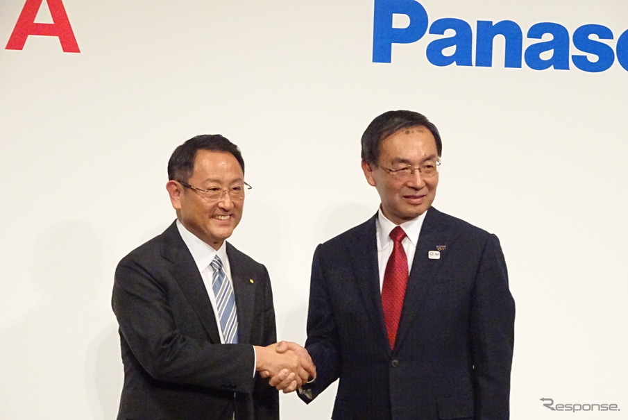 記者会見後に握手するトヨタ自動車の豊田社長とパナソニックの津賀社長