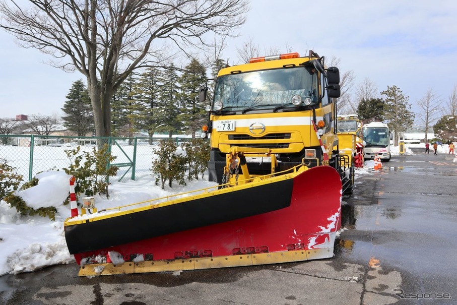 ヘッドマークは日野自動車だが車両はクオン（UDトラックスが日野にOEM供給）