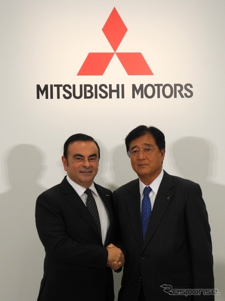 三菱自動車の益子修会長兼社長(右)と日産自動車のカルロス・ゴーン社長(資料画像)