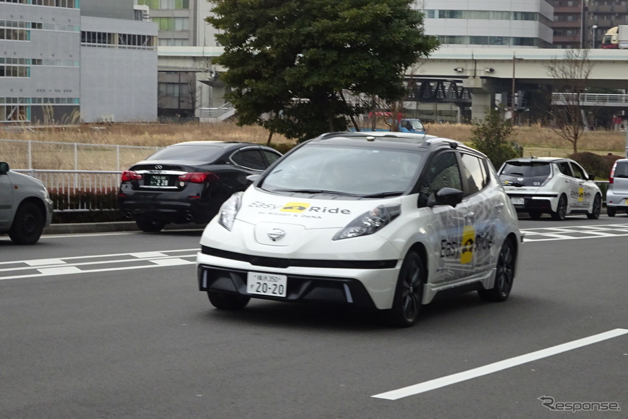 横浜市内の一般道を走行する「イージーライド」の実験車両