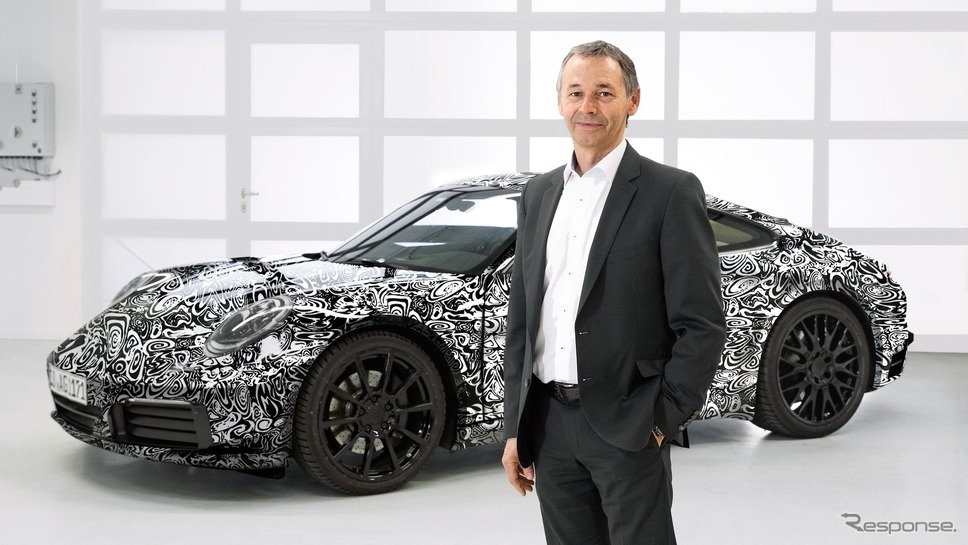 ポルシェ 911 次期型の開発プロトタイプ車と開発責任者のアウグスト・アッハライトナー氏
