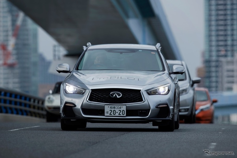 写真は公道での自動運転実験をおこなう日産のテスト車両（参考画像）