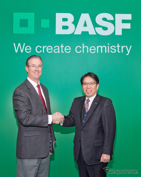 BASF触媒事業本部プレジデント ケニス・レーン氏（左）と戸田工業 寳來茂社長