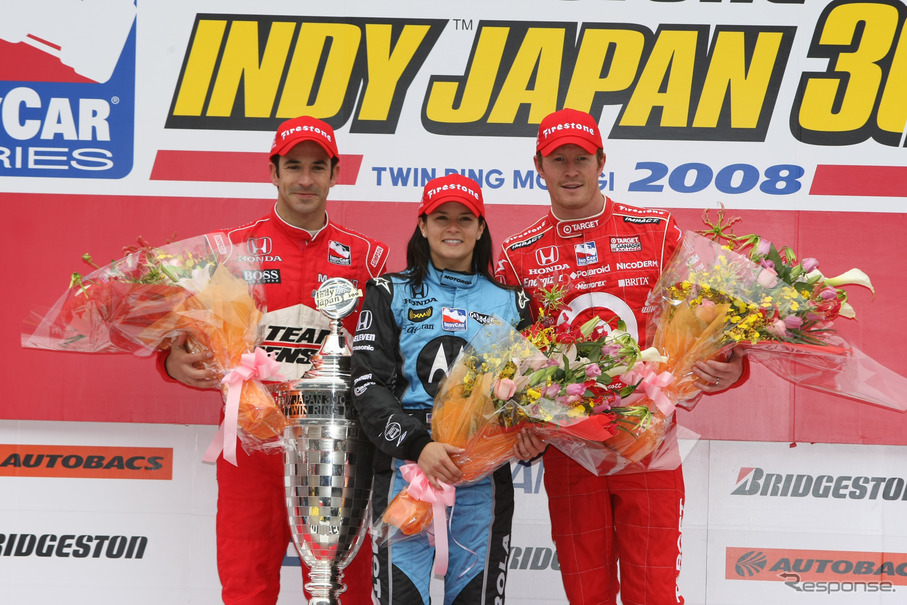 2008年のインディジャパン（もてぎ）で優勝したダニカ・パトリック＝中央。