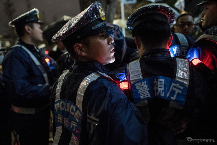 反安倍政権デモの警備にあたる警官（3月16日、東京）。　(c) Getty Images