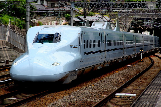 今夏から500系や700系とともに公衆無線LANサービスが開始されることになった、JR西日本所有のN700系7000番台。